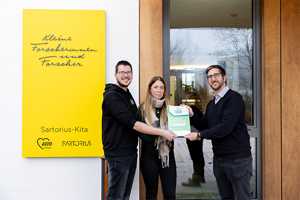 Erzieher Mike Neumann, Kitaleitung Jennifer Heinsohn (beide AWO Sartorius-Kita) und Netzwerkkoordinator Kevin Sennhenn (SüdniedersachsenStiftung) bei der Zertifikatsübergabe. Foto: Sartorius.